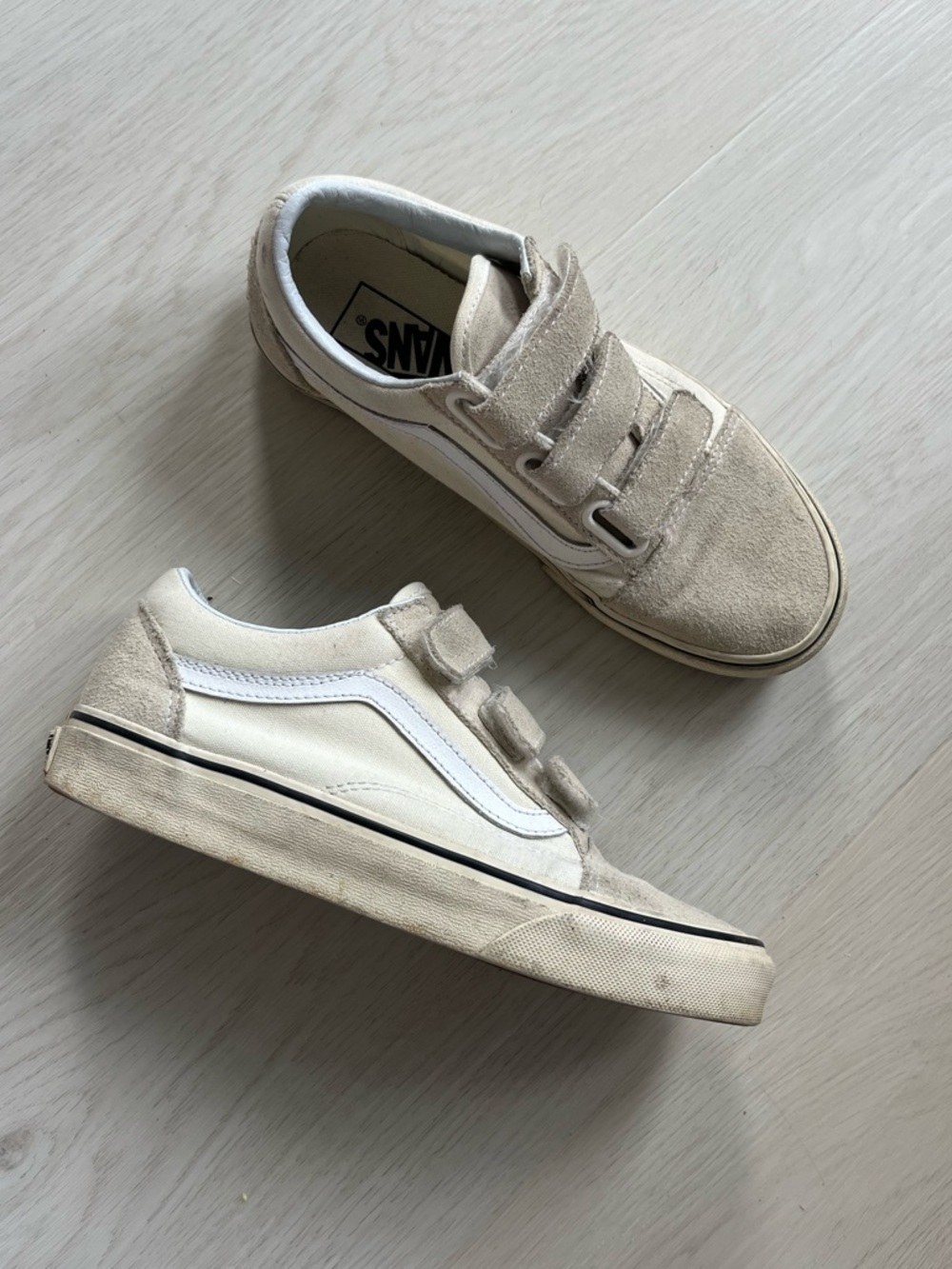 Vans Kids Old Skool Velcro Sneakers in Cream and White